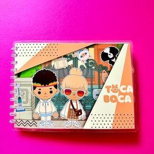 Op de afbeelding: Een spiraalgebonden notitieboek met een doorzichtige plastic kaft. De kaft toont cartoonfiguren en de tekst "TOCA BOCA" in oranje. Het ontwerp van het notitieboek bevat illustraties van mensen, huisdieren en accessoires.