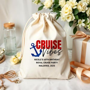 Puede incluir: Bolsa con cordón de color crema con las palabras "CRUISE VIBES" en rojo y negro, y un ancla azul. El texto "NICOLE'S 60TH BIRTHDAY ROYAL CRUISE PARTY MALDIVES, 2025" está impreso debajo. La bolsa está sobre una superficie blanca.