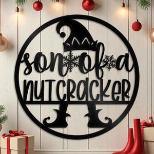 おもしろいクリスマスメタルサイン – 「くるみ割り人形の息子」ホリデーウォールデコレーション – エルフハットクリスマスサイン – 皮肉なクリスマスメタルデコレーション – 冬のデコレーション