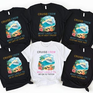 Op de afbeelding: Een verzameling zwarte en witte t-shirts met een cruisethema. Elk shirt heeft een afbeelding met een cruiseschip, golven en tropische elementen. Tekst bevat "Cruise Crew" en zinnen als "Most Likely to Be at Next Cruise."