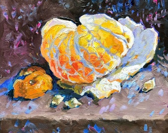 Puede incluir: Una pintura de bodegón de una naranja pelada sobre un fondo blanco. La naranja está en el centro de la pintura y está rodeada de un fondo marrón oscuro con acentos azules y morados.