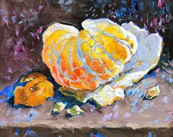 Puede incluir: Pintura al óleo de una mandarina pelada, con sus gajos expuestos, junto a una mandarina entera. La obra presenta vibrantes tonos naranja y amarillo, contrastados con un fondo oscuro y texturizado con toques de azul y morado. El estilo es impresionista.