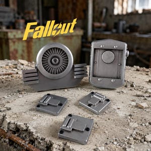 Könnte beinhalten: Eine Sammlung silberfarbener Metall-Requisiten mit dem Fallout-Logo in gelber Schrift. Das Set enthält ein kreisförmiges turbinenartiges Teil, eine rechteckige Platte mit einem Mittelkreis und drei kleinere quadratische Platten mit Riegeldetails.