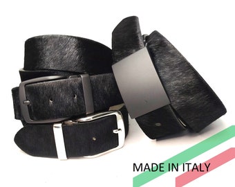 Könnte beinhalten: Zwei schwarze Ledergürtel mit silbernen und schwarzen Schnallen. Die Gürtel sind aus einem weichen, haarigen Material gefertigt. Der Text "MADE IN ITALY" ist in der rechten unteren Ecke des Bildes sichtbar.