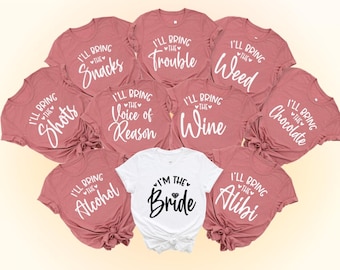 Puede incluir: Una colección de camisetas rosas con texto blanco, incluyendo "I'll Bring the Snacks", "I'll Bring the Trouble" y "I'll Bring the Weed". Una camiseta blanca dice "I'm the Bride". Ideal para una despedida de soltera.