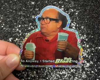 Può includere: Adesivo olografico raffigurante un uomo con una camicia rossa e occhiali che tiene in mano due bevande. L'adesivo include il testo "So Anyway, I Started Blasting" e "Baja Blasting."