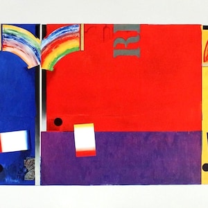Könnte beinhalten: Abstrakte Kunst, bestehend aus drei Tafeln in Blau, Rot und Gelb. Jede Tafel zeigt einen Regenbogen, Text und geometrische Formen. Das Kunstwerk hat ein collageartiges Aussehen vor weißem Hintergrund.