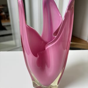 Vintage Japanese Art glass IWATSU HINERI pink Opalescent & clear Trilobate Vase 1970’s. Japanese Art Glass Pink opalescent Sculpture 11.25”T