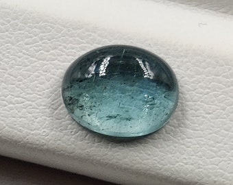 Água-marinha natural com bolinhas pretas polidas à mão em formato oval com 7,80x10x4,20 mm e 2,55 quilates