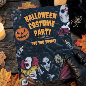 Puede incluir: Una invitación a una fiesta de disfraces de Halloween con fondo negro y texto naranja. La invitación presenta ilustraciones de una calabaza, un payaso, un vampiro y un zombi. El texto dice "See You There!"