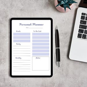 Puede incluir: Una tableta digital que muestra una plantilla de planificador personal con secciones para objetivos, lista de tareas, tareas diarias, tareas semanales y notas. La tableta está sobre una superficie gris con un bolígrafo y un portátil.