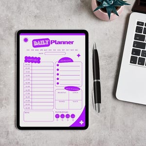 Puede incluir: Un planificador diario morado sobre una superficie gris con un bolígrafo y un portátil. El planificador tiene secciones para un horario, una lista de tareas, un planificador de comidas y la ingesta de agua. El planificador tiene el texto "DAILY Planner" en la parte superior.