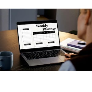 Puede incluir: Un ordenador portátil que muestra un planificador semanal en la pantalla. El planificador tiene secciones para cada día de la semana, con espacio para notas y tareas. El portátil está sobre una mesa de madera.