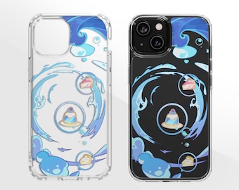Puede incluir: Una funda transparente para teléfono con un diseño de agua azul y blanca que gira. La funda presenta un oso de dibujos animados, un pastel y una campana azul y blanca. La funda está diseñada para un iPhone 13 Pro.