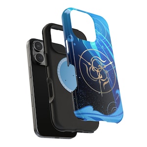 Könnte beinhalten: Ein schwarzes iPhone mit einer dekorativen Handyhülle in Blau und Gold. Die Hülle hat einen dunkelblauen Hintergrund mit einem goldenen Emblem und einem blauen Wellenmuster. Die Hülle besteht aus mehreren Schichten zum Schutz.