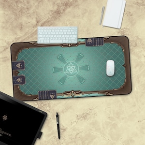 Pode incluir: Um tapete de rato para jogos verde e castanho com uma borda decorativa e um design de nó celta no centro. O tapete de rato está sobre uma superfície de mármore com um teclado, uma caneta e um bloco de notas.