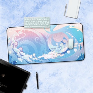 Op de afbeelding: Een rechthoekige muismat met een kleurrijk, abstract ontwerp in blauwe, roze en witte tinten. Een witte muis, toetsenbord en notitieboek liggen op de mat. Een zwarte tablet en stylus zijn ook zichtbaar.