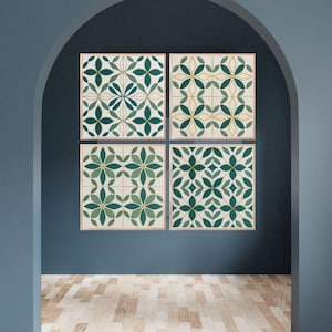 Puede incluir: Cuatro obras de arte murales enmarcadas con patrones botánicos en tonos verdes y dorados sobre un fondo crema. La obra de arte se exhibe en una pared azul oscuro, con un suelo de madera en primer plano, creando un diseño interior decorativo.