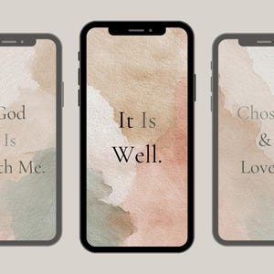Puede incluir: Tres smartphones que muestran citas inspiradoras. El teléfono central presenta las palabras "It Is Well." en negro sobre un fondo de acuarela en tonos beige, melocotón y verde. Los otros teléfonos tienen diseños similares con diferentes citas.