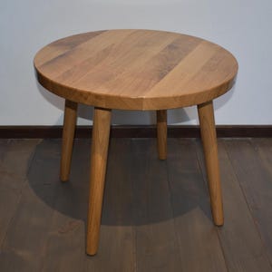 Solid Oak Round Coffee Table: Epoxy Resin Detail