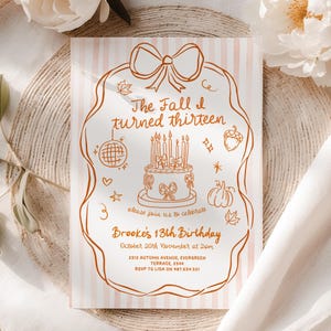 Puede incluir: Una invitación de cumpleaños con temática otoñal. La invitación presenta un contorno marrón con el texto "The Fall I turned thirteen" y "Brooke's 13th Birthday". El diseño incluye una tarta, hojas y una calabaza.