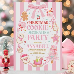 Pode incluir: Um convite rosa e branco para uma festa de decora&ccedil;&atilde;o de biscoitos de Natal com uma grinalda de biscoitos de gengibre e ilustra&ccedil;&otilde;es festivas. O convite inclui o texto "Christmas Cookie Decorating Party" e detalhes do evento.