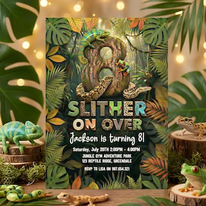 Può includere: Un invito a tema giungla, con il testo "SLITHER ON OVER" e "Jackson is turning 8!". Il design include un grande numero 8 con un serpente avvolto, camaleonti e fogliame tropicale.