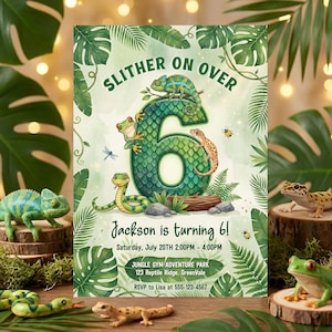Puede incluir: Una invitación de cumpleaños con temática de jungla. La invitación presenta el texto "Slither on Over" y "¡Jackson cumple 6 años!" con ilustraciones de reptiles y follaje tropical. La invitación incluye detalles del evento.