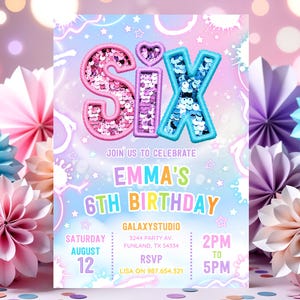 Puede incluir: Una invitación de cumpleaños en tonos pastel con la palabra "SIX" en letras con lentejuelas. La invitación dice "Únete a nosotros para celebrar el 6º cumpleaños de Emma" con detalles del evento. Flores de papel decorativas rodean la invitación.