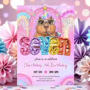 Può includere: Invito di compleanno con un capibara con occhiali e un cappello da festa. La parola "Seven" è in lettere colorate e con paillettes. L'invito include il testo "Join us to celebrate Charlotte's 7th Birthday" e i dettagli dell'evento.