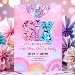 Op de afbeelding: Een roze en paarse verjaardagsuitnodiging met het woord "SIX" in paillettenletters. De uitnodiging luidt "Doe met ons mee voor een disco om Charlotte's 6e verjaardag te vieren" met evenementdetails. Decoratieve papieren bloemen omringen de uitnodiging.