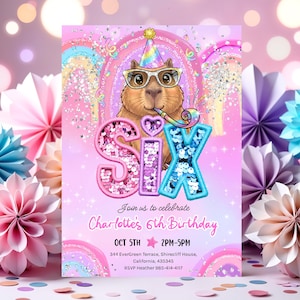 Peut inclure: Une invitation d'anniversaire rose et violette avec un capybara portant des lunettes et un chapeau de fête. Le mot "SIX" est en paillettes. L'invitation indique "Rejoignez-nous pour célébrer le 6e anniversaire de Charlotte" avec la date, l'heure et le lieu.