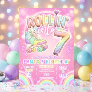 以下が含まれることがあります： 「ROLLIN' into 7」の文字とローラースケートのイラストが描かれたピンク色の誕生日招待状。エマの7歳の誕生日パーティーの詳細（日付、時間、場所など）が記載されています。