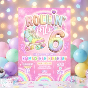 Puede incluir: Una invitación rosa para una fiesta de cumpleaños con el texto "Rollin' into 6" y "Emma's 6th Birthday". Presenta un patín, detalles de arcoíris y detalles del evento. Globos pastel y bolas de discoteca decoran el fondo.