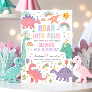 Op de afbeelding: Een kleurrijke dinosaurusthema-verjaardagsuitnodiging met de tekst "Roar into Four" en "Olivia's 4th Birthday". De uitnodiging bevat verschillende dinosaurussen, regenbogen, sterren en wolken. De feestdetails staan ​​onder de hoofdtekst, inclusief datum, tijd en locatie.