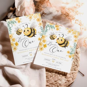Op de afbeelding: Twee bij-thema uitnodigingen met gele bloemen en groene bladeren. De tekst luidt "So Sweet to Bee One" en bevat details voor een eerste verjaardagsparty.