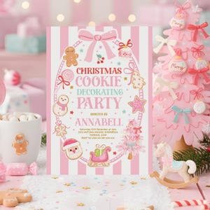 Pode incluir: Um convite para uma festa de Natal rosa e branco com o texto "Christmas Cookie Decorating Party" e ilustra&ccedil;&otilde;es festivas. Uma &aacute;rvore de Natal rosa e um cavalo de baloi&ccedil;o s&atilde;o vis&iacute;veis.