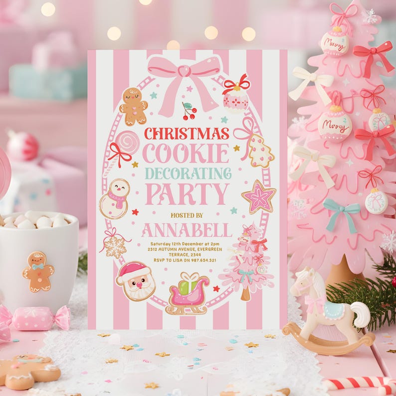 Pode incluir: Um convite para uma festa de Natal rosa e branco com o texto "Christmas Cookie Decorating Party" e ilustra&ccedil;&otilde;es festivas. Uma &aacute;rvore de Natal rosa e um cavalo de baloi&ccedil;o s&atilde;o vis&iacute;veis.