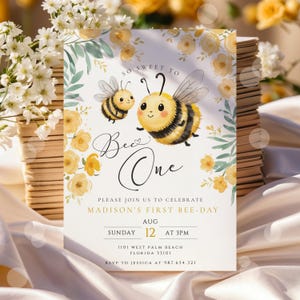 Könnte beinhalten: Eine gelbe und weiße Einladung zur ersten Geburtstagsfeier mit einem niedlichen Cartoon-Bienen-Motiv. Die Einladung lautet "So Sweet to Bee One" und enthält Datum, Uhrzeit und Ort der Feier. RSVP an Jessica unter 987.654.321.