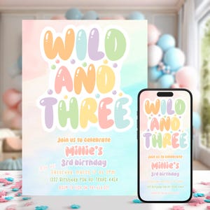 Puede incluir: Una invitación digital para una fiesta de cumpleaños de 3 años con un fondo de arcoíris pastel y el texto "Wild and Three". La invitación incluye el nombre de la niña de cumpleaños, la fecha, la hora y la ubicación.