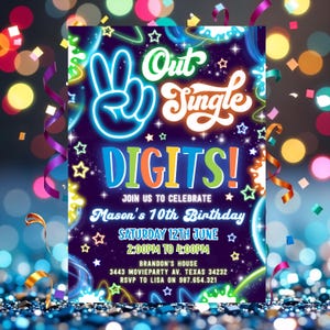 Op de afbeelding: Een levendige verjaardagsuitnodiging met een vredesteken en de woorden "Out Single Digits!" in neonkleuren. De uitnodiging bevat details voor Masons 10e verjaardag, inclusief datum, tijd en locatie.