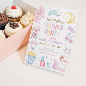 K&ouml;nnte beinhalten: Eine rosa und wei&szlig;e Einladungskarte mit einer Aquarell-Illustration zum Thema Pyjamaparty. Der Text auf der Karte lautet "Join us for a Slumber Party to celebrate Olivia's 10th Birthday June 29th 4PM - 9PM Elizabeth's House 123 Birthday Avenue, Texas 7567 RSVP to USA at 123.56.789".