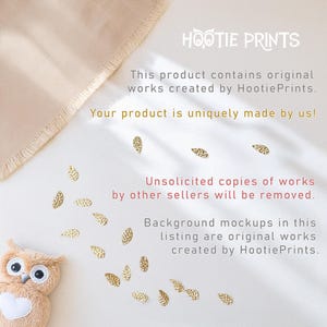 Puede incluir: Un peluche de b&uacute;ho crema con ojos grandes y redondos y un pecho en forma de coraz&oacute;n se encuentra cerca de adornos dorados en forma de hoja dispersos. La imagen incluye texto de "Hootie Prints" e informaci&oacute;n del producto.