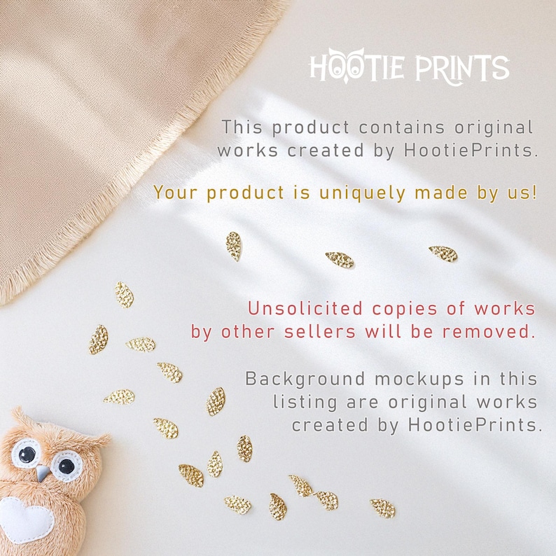 Puede incluir: Un peluche de b&uacute;ho crema con ojos grandes y redondos y un pecho en forma de coraz&oacute;n se encuentra cerca de adornos dorados en forma de hoja dispersos. La imagen incluye texto de "Hootie Prints" e informaci&oacute;n del producto.