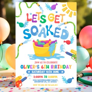 Könnte beinhalten: Eine farbenfrohe Einladung mit dem Text „LET'S GET SOAKED“ für Olivers 6. Geburtstag. Das Design umfasst Wasserpistolen, Wasserbomben und einen gelben Eimer, der mit Wasser überläuft. Das Datum und die Uhrzeit sind ebenfalls enthalten.