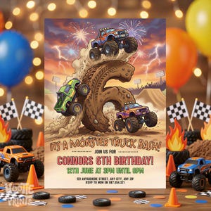 Może przedstawiać: Kolorowe zaproszenie urodzinowe z motywem monster trucków. Zaproszenie przedstawia trzy monster trucki skaczące nad dużą szóstką zrobioną z ziemi. Tekst brzmi "It's a Monster Truck Bash!" i zawiera szczegóły imprezy.