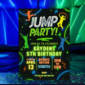 Puede incluir: Una invitaci&oacute;n de fiesta de cumplea&ntilde;os en verde ne&oacute;n y negro para un 5&ordm; cumplea&ntilde;os. La invitaci&oacute;n dice "Jump Party!" e incluye el nombre del ni&ntilde;o, Kaydens, la fecha, 12 de abril, la hora, de 2pm a 5pm, y la ubicaci&oacute;n, Bounce Nation. La invitaci&oacute;n tambi&eacute;n incluye un n&uacute;mero de tel&eacute;fono para RSVP.
