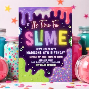 Pode incluir: Um convite vibrante para uma festa de aniversário com tema de slime. O design apresenta slime colorido pingando em tons de roxo, rosa e verde, com o texto "It's Time For SLIME". Os detalhes incluem o nome da aniversariante, a data, a hora e o local.