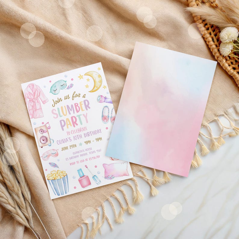 K&ouml;nnte beinhalten: Ein rosa-blauer Aquarellhintergrund mit einer wei&szlig;en Einladungskarte f&uuml;r eine &Uuml;bernachtungsparty. Die Einladungskarte zeigt eine goldene Glitzer Schriftart und Illustrationen von einem Bademantel, einer Augenmaske, Popcorn, Nagellack und einem Kissen. Der Text auf der Karte lautet "Schlie&szlig;en Sie sich uns f&uuml;r eine &Uuml;bernachtungsparty an, um Olivias 10. Geburtstag am 29. Juni von 19:00 bis 21:00 Uhr zu feiern".
