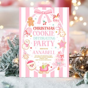 Pode incluir: Convite listrado rosa e branco para uma festa de decora&ccedil;&atilde;o de biscoitos de Natal. O convite apresenta um design de guirlanda com bonecos de gengibre, um boneco de neve e um biscoito do Papai Noel. O texto diz "Christmas Cookie Decorating Party".